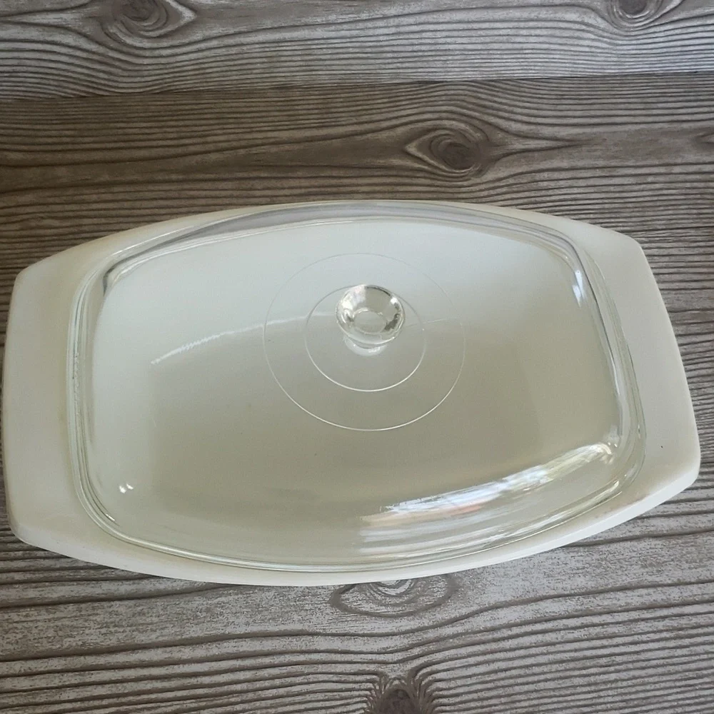 Pyrex vintage golden honeysuckle caserole dish 2.5 qt.